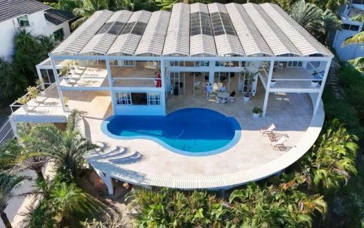 Architektonisch gestaltetes Herrenhaus mit Pool zu verkaufen in Joá Rio de Janeiro Brasilien